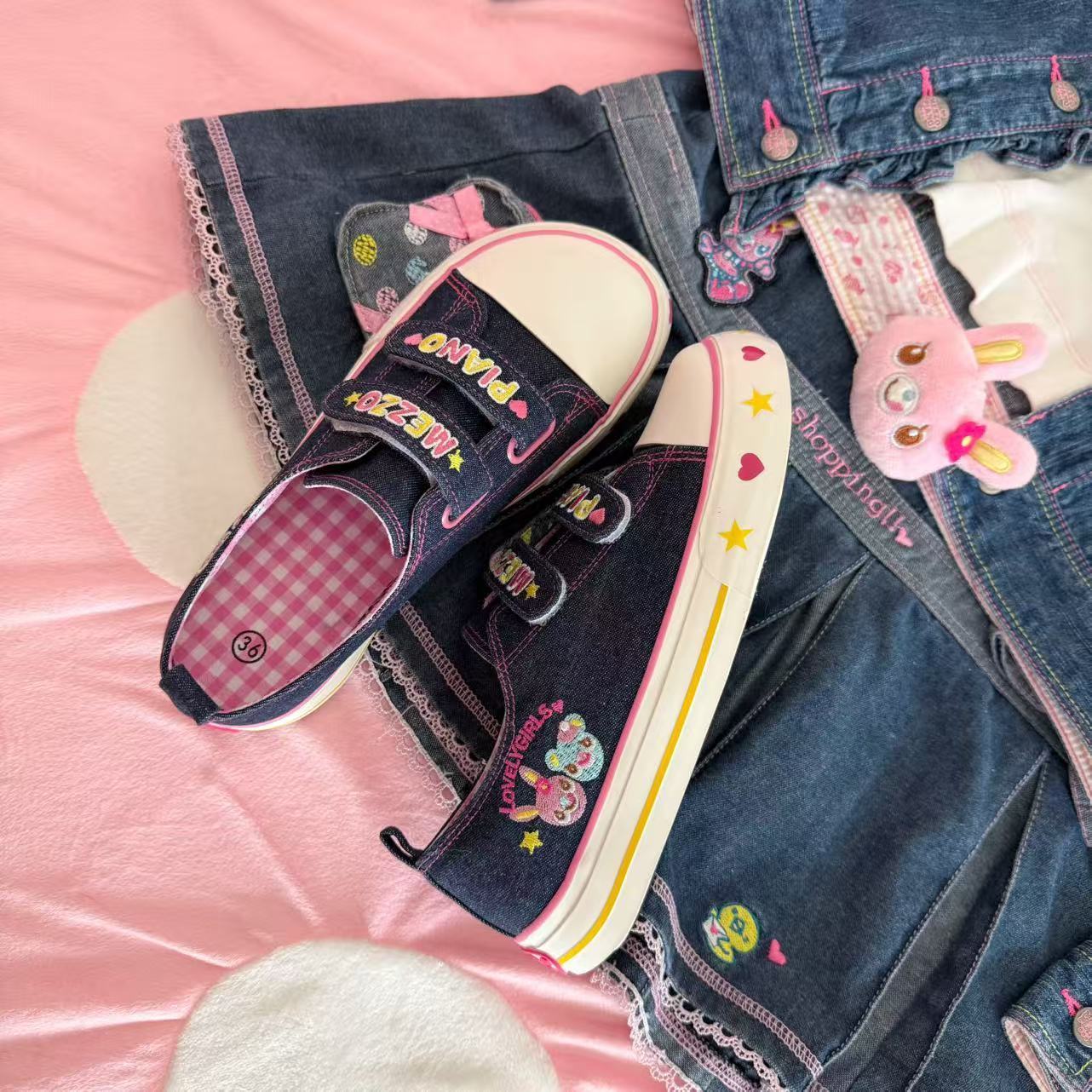 Women Shoes Store - รองเท้าผ้าใบปักลายสไตล์ญี่ปุ่นน่ารัก รุ่นใหม่ประจำฤดูใบไม้ผลิและฤดูร้อน แบบสวมพื้นหนา มีแถบตีนตุ๊กแก