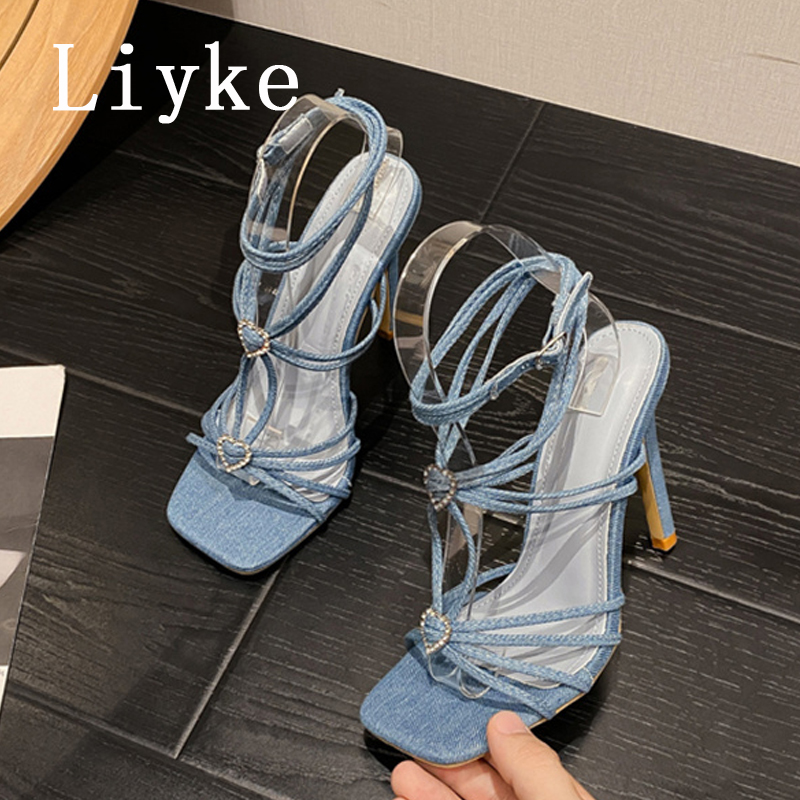 Women Shoes Jeans - Liyke รองเท้าแตะผ้ายีนส์สีฟ้าสำหรับฤดูร้อนรองเท้าชุดสุภาพสตรีหัวสี่เหลี่ยมที่สง่างามสำหรับงานเลี้ยงรองเท้าส้นสูงสำหรับงานแต่งคริสตัลหัวเข็มขัดแคบ