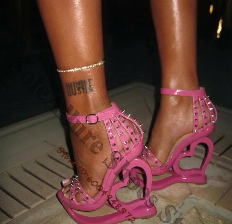 Ankle Strap Heels - รองเท้าส้นเตารีดแบบรัดข้อเท้าสีชมพูสด ประดับหมุดทรงแหลม รูปหัวใจเว้าแบบกรง วัสดุเงาแบบ Patent พร้อมสายรัดข้อเท้า