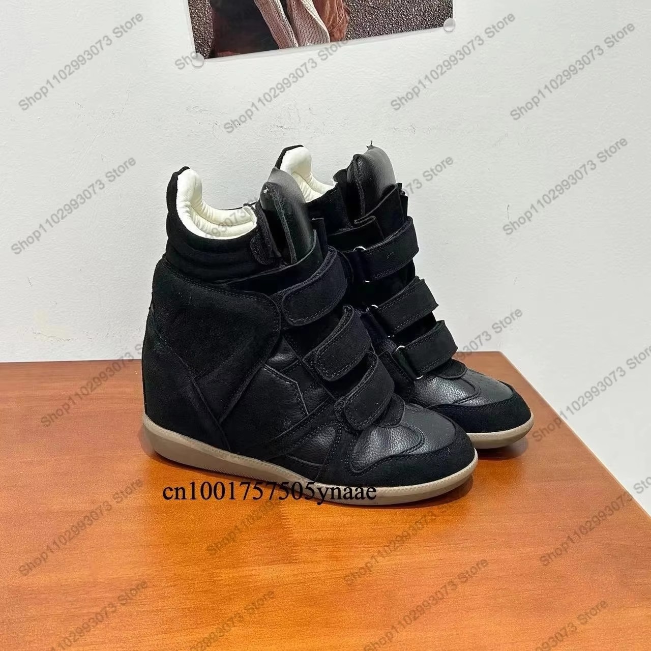 Women Shoes Store - รองเท้าผ้าใบหุ้มข้อส้นลิ่มซ่อนสำหรับผู้หญิง หนังกลับผสมหนังแท้ สายรัดเวลโครเพิ่มความสูงภายใน น้ำหนักเบา สวมใส่สบาย แฟชั่นลำลอง