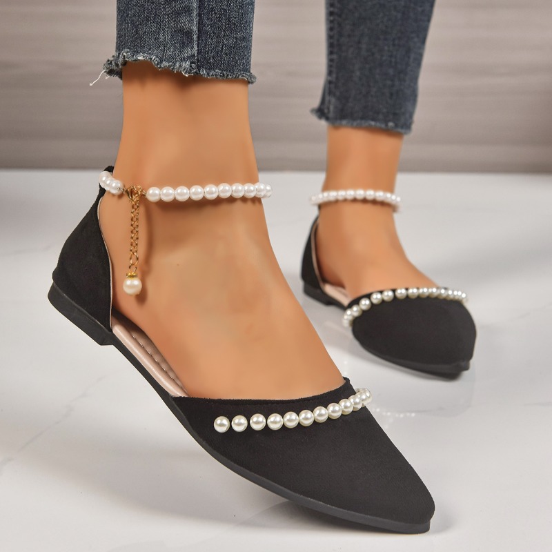 Ankle Strap Heels - รองเท้าส้นแบนหัวแหลมประดับมุก ดีไซน์ด้านข้างแบบโปร่ง ทำจากหนังกลับ สายรัดข้อเท้าปรับได้พร้อมจี้มุก สง่างาม เหมาะสำหรับงานแต่งงานและใช้งานในชีวิตประจำวันสำหรับสุภาพสตรี